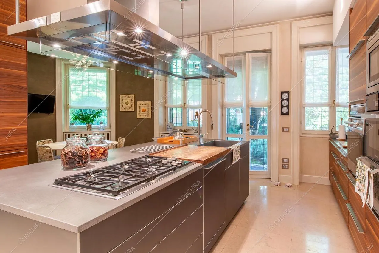 Cucina a isola della villa Azara, location in stile classico a Milano