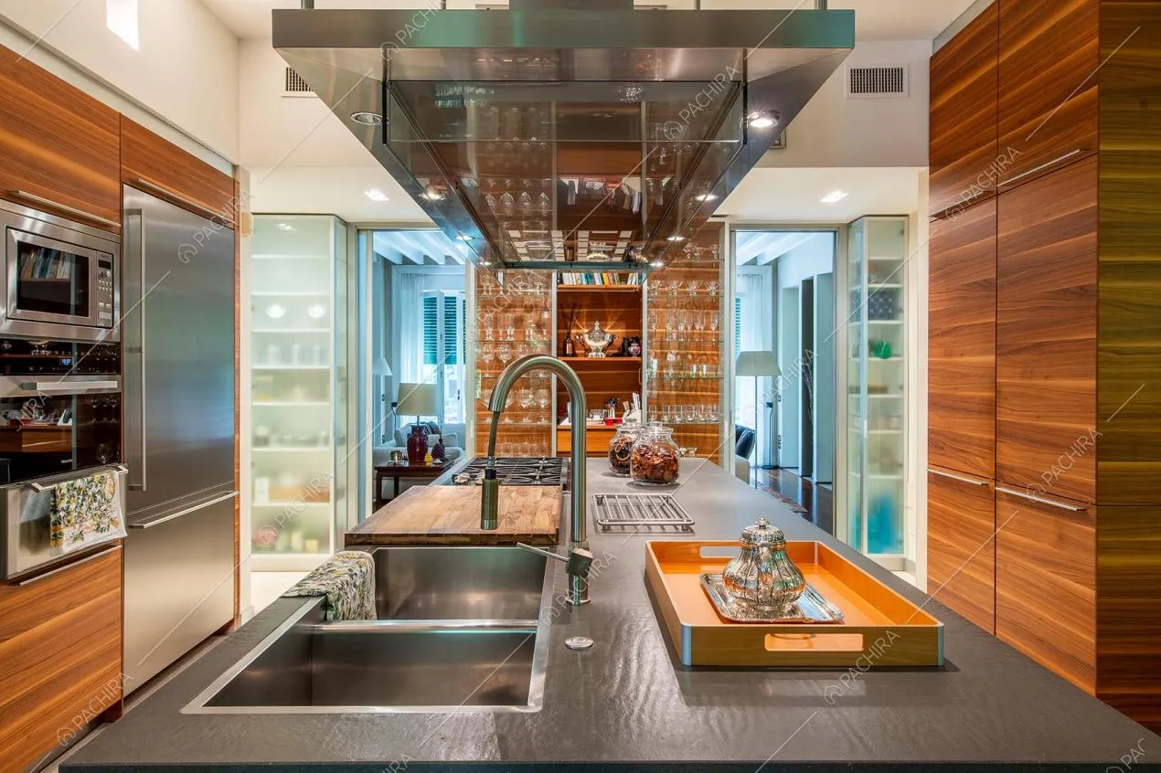 Cucina a isola della villa Azara, location in stile classico a Milano