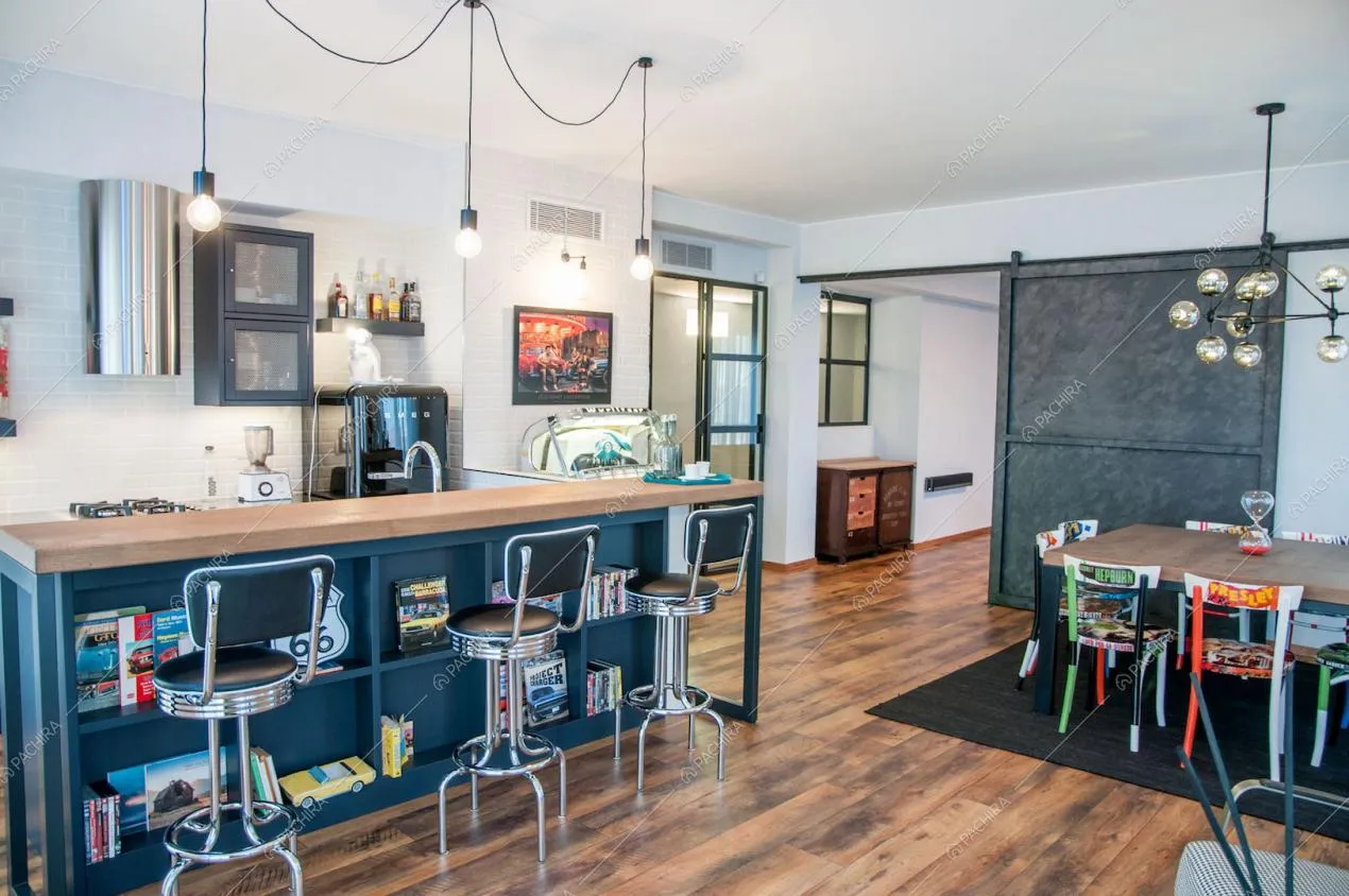 Vista sulla cucina e sulla zona living