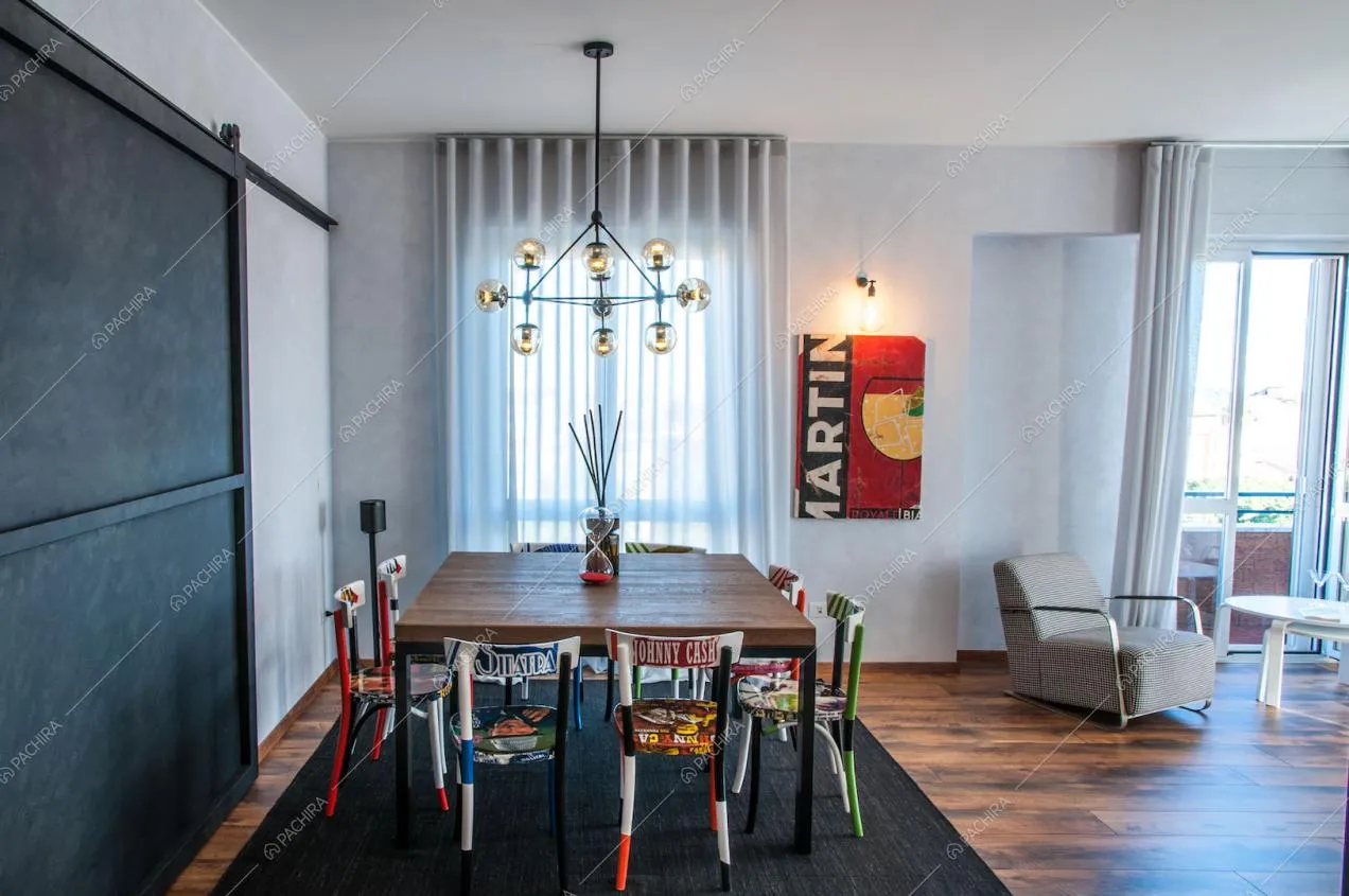 Tavolo da pranzo, mobile in legno d'epoca e travi a vista