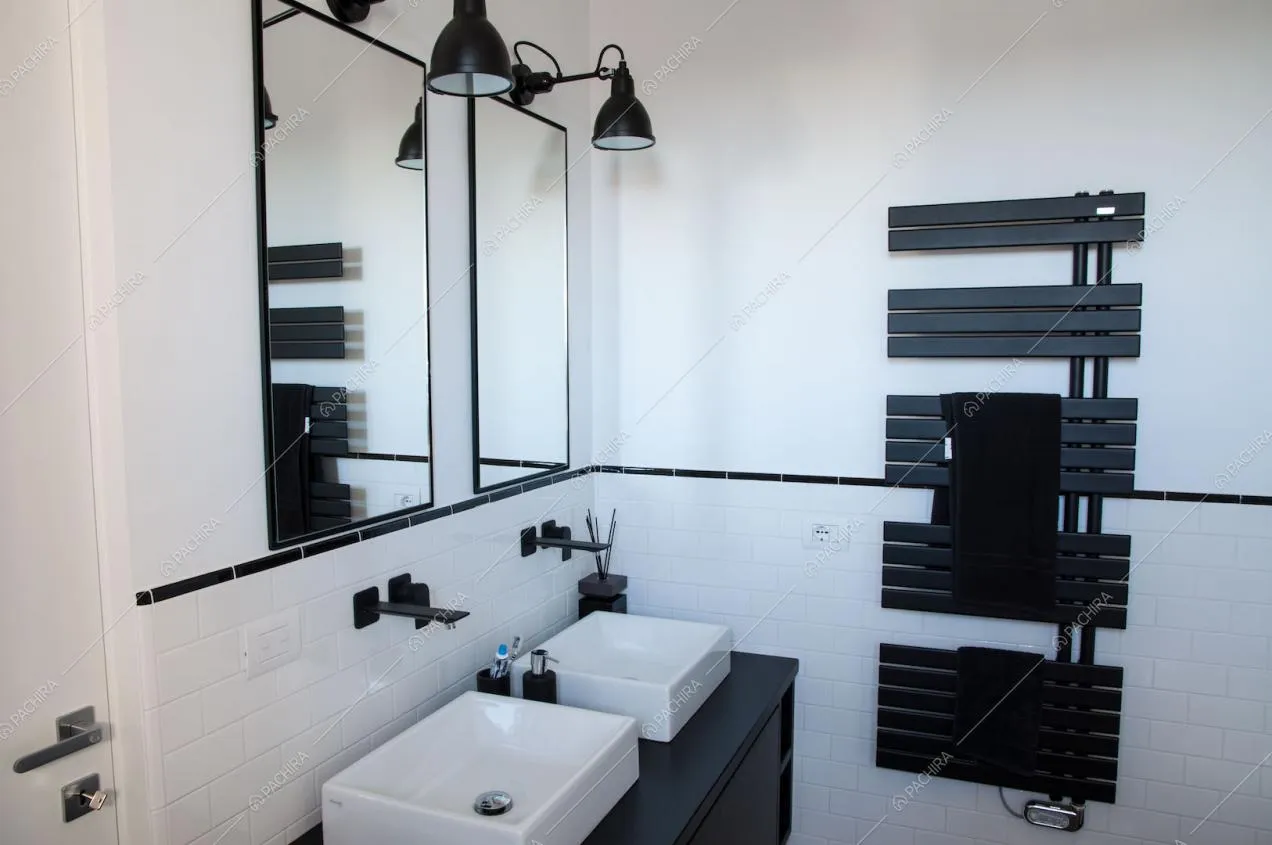 Due lavandini e due specchi rettangolari in bagno
