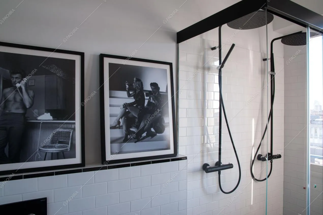 Bagno con piastrelle a mattoncini bianchi