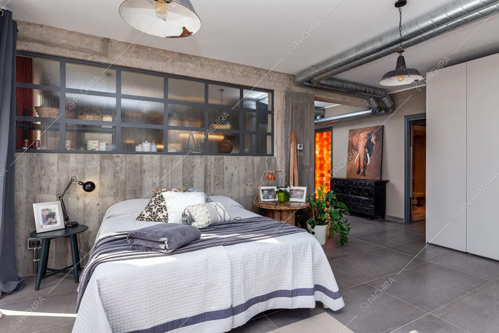 Camera da letto del loft Argan, location in stile industriale a Roma