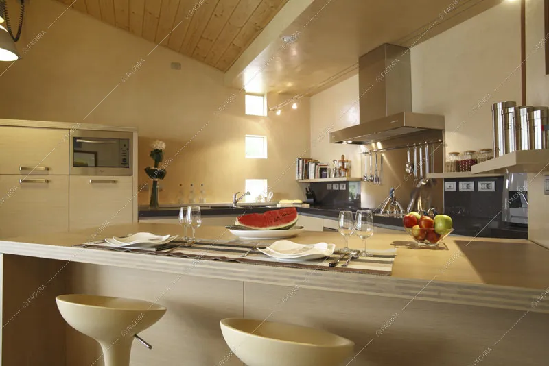 Cucina a penisola in legno con sgabelli