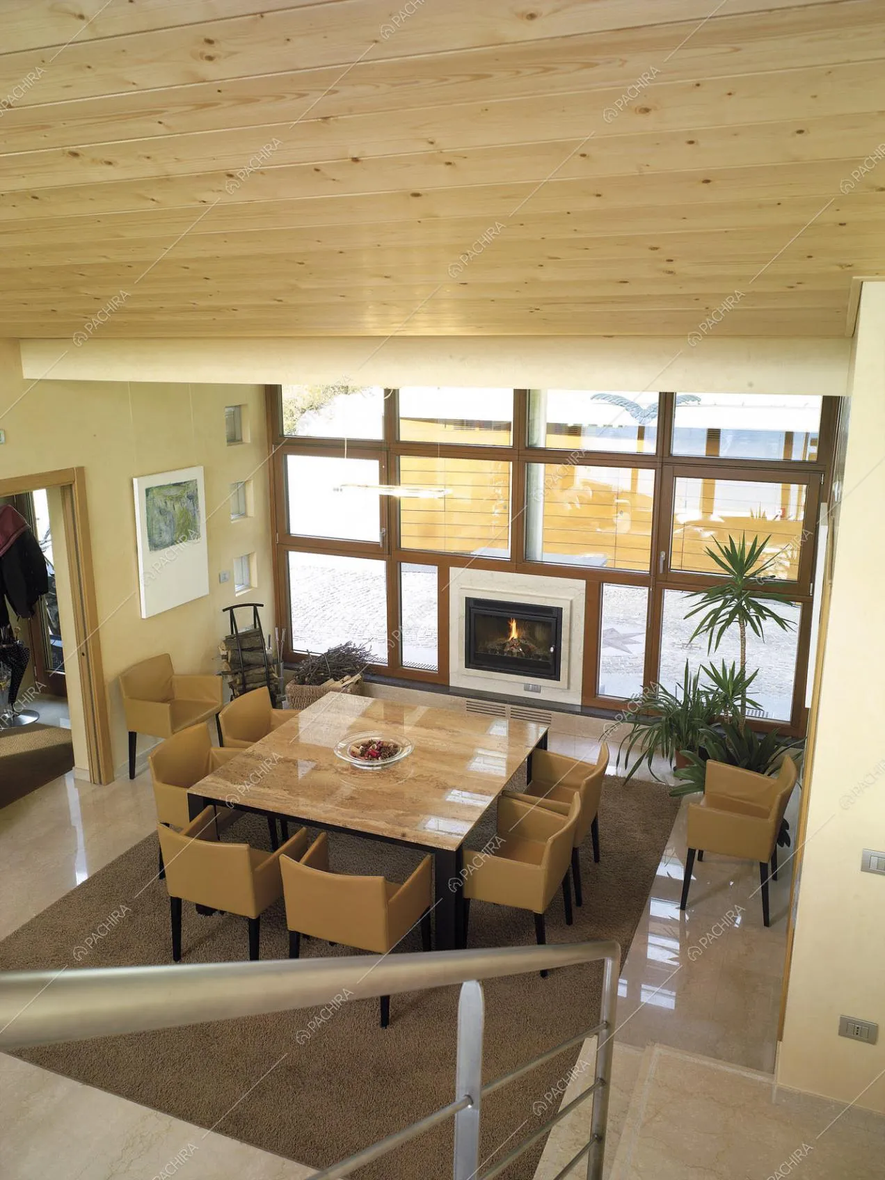 Vista del tavolo da pranzo dalle scale