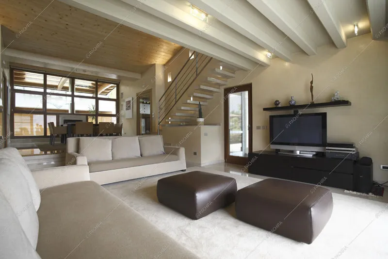 Zona living con divani con isola in pelle