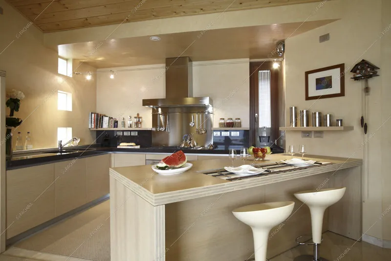 Zona cucina con soffitto in legno