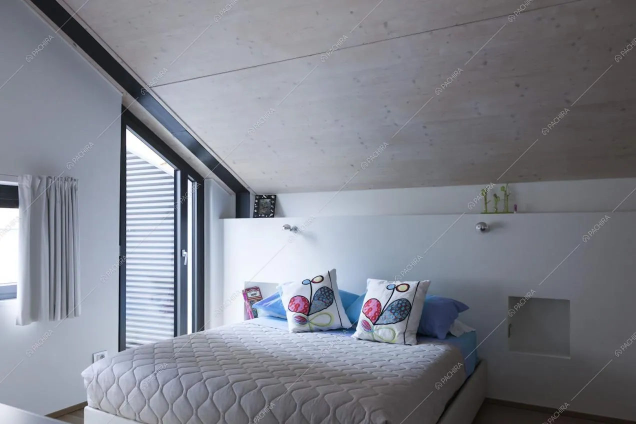 Camera da letto nel sottotetto e accesso al balcone
