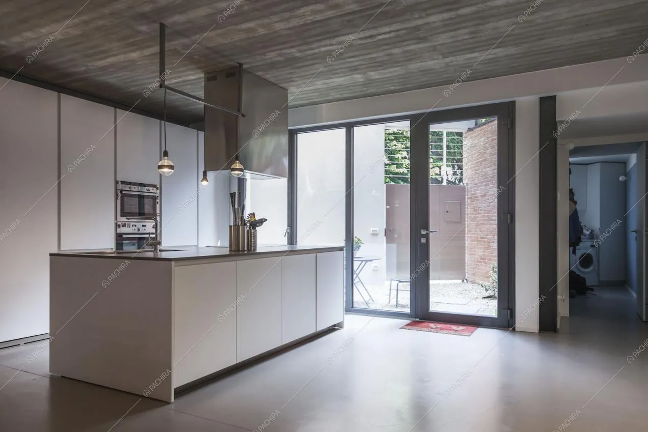 Cucina a isola con porta finestra sul cortiletto