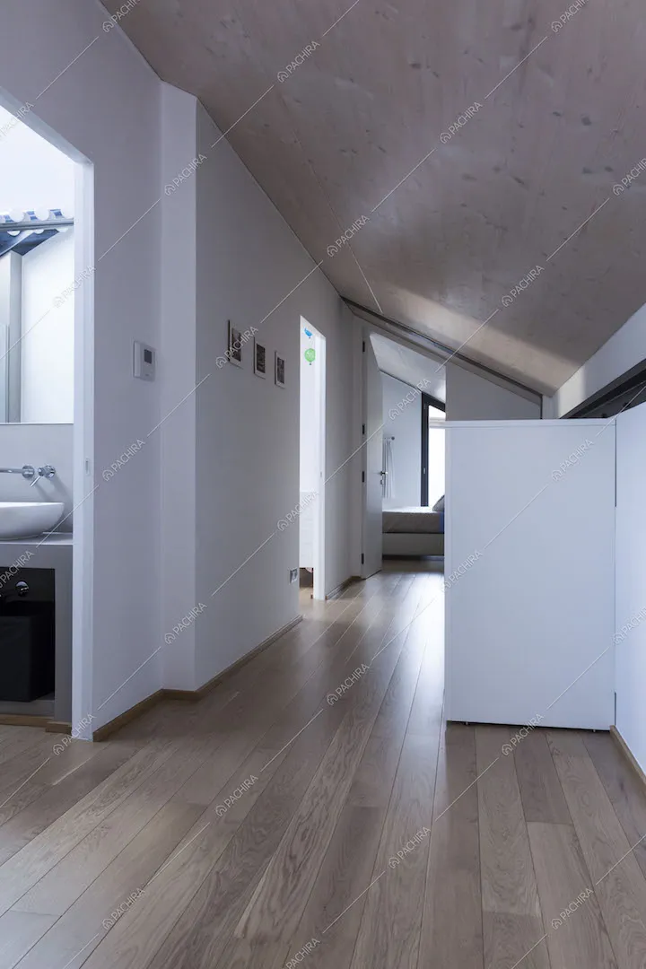 Corridoio del livello superiore con pavimento in parquet a listoni