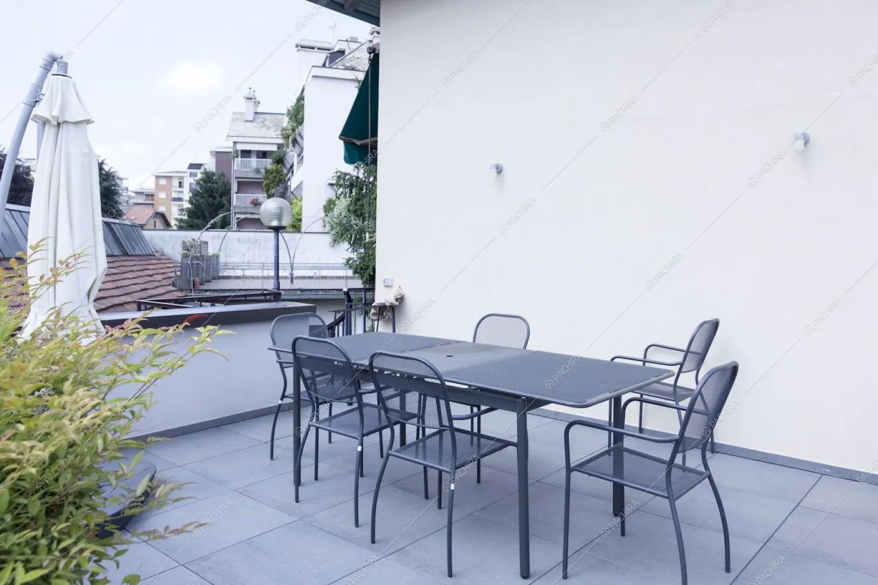 Balcone con tavolo da sei posti in metallo