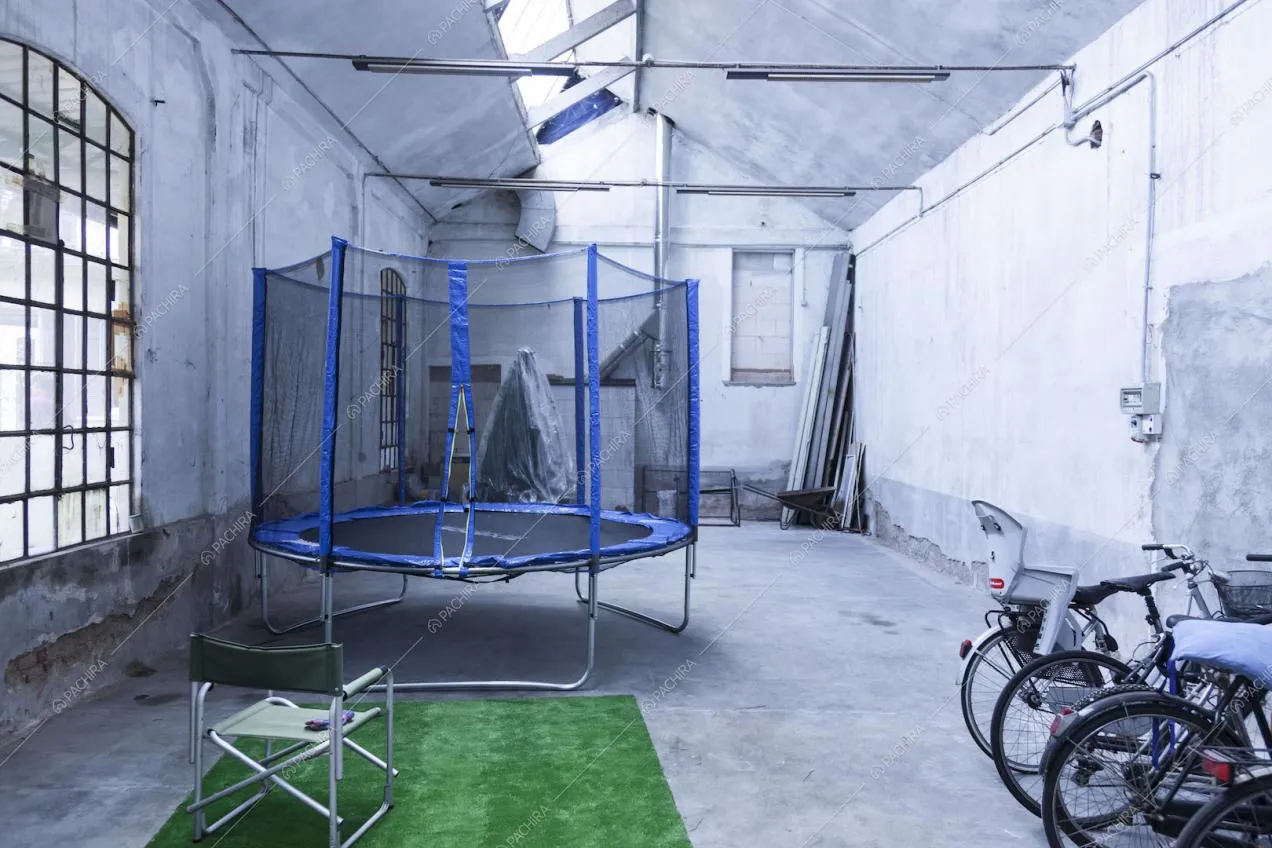 Garage in cemento lisciato con tappeto elastico