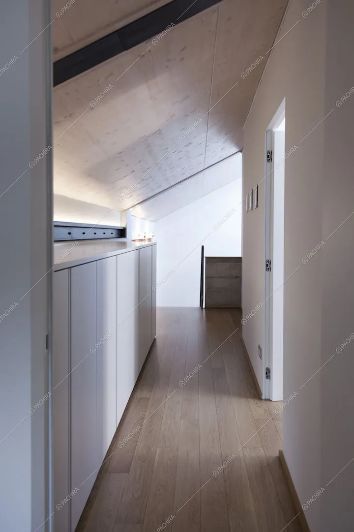 Soffitto in legno e pareti bianche in corridoio