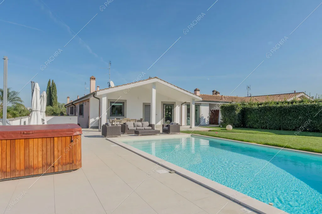 Piscina della villa Tagliamento, location in stile contemporaneo a Roma