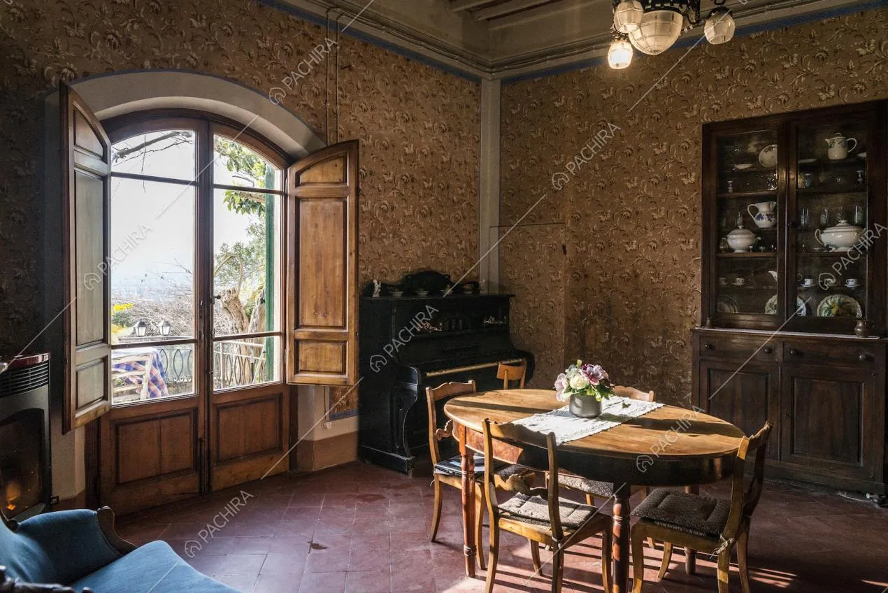 Sala da pranzo con carta da parati e vista sul giardino