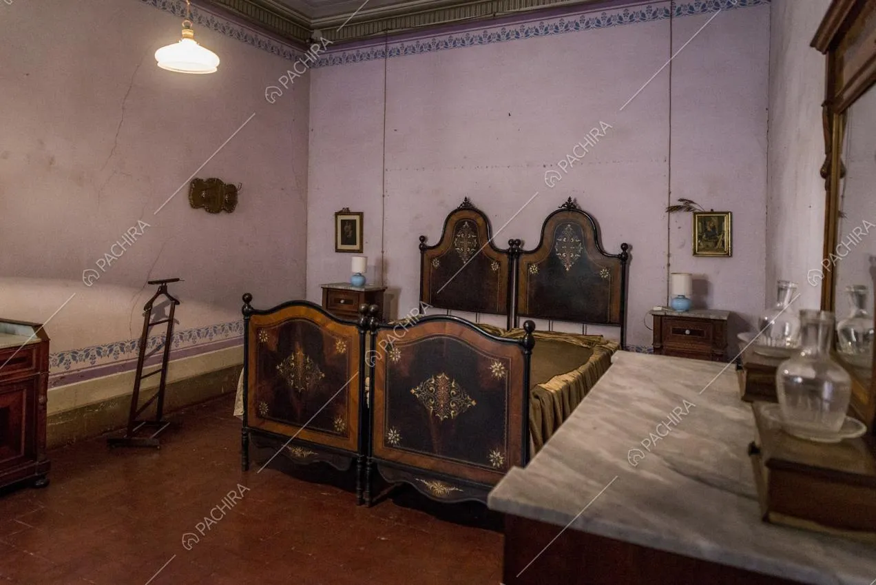 Camera da letto matrimoniale con credenza in legno e marmo