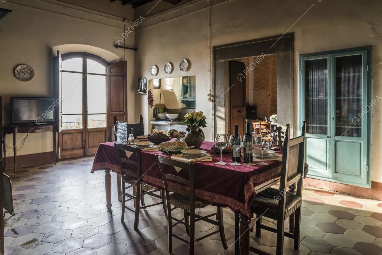 La grande cucina con credenza a muro 