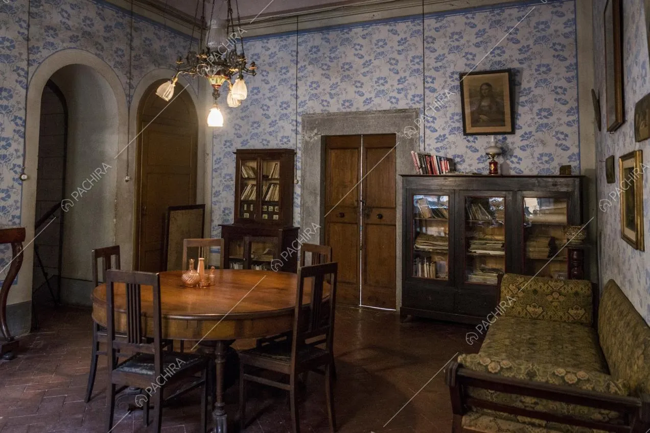 Visuale sul salone con i suoi alti soffitti