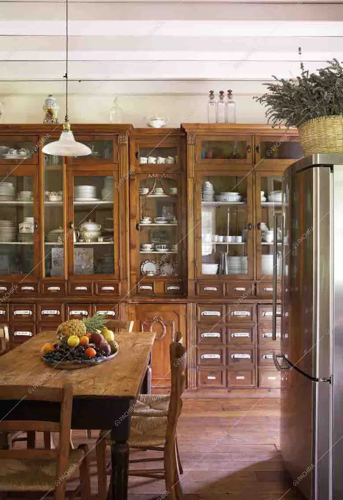 Tavolo da pranzo in cucina e credenze in legno