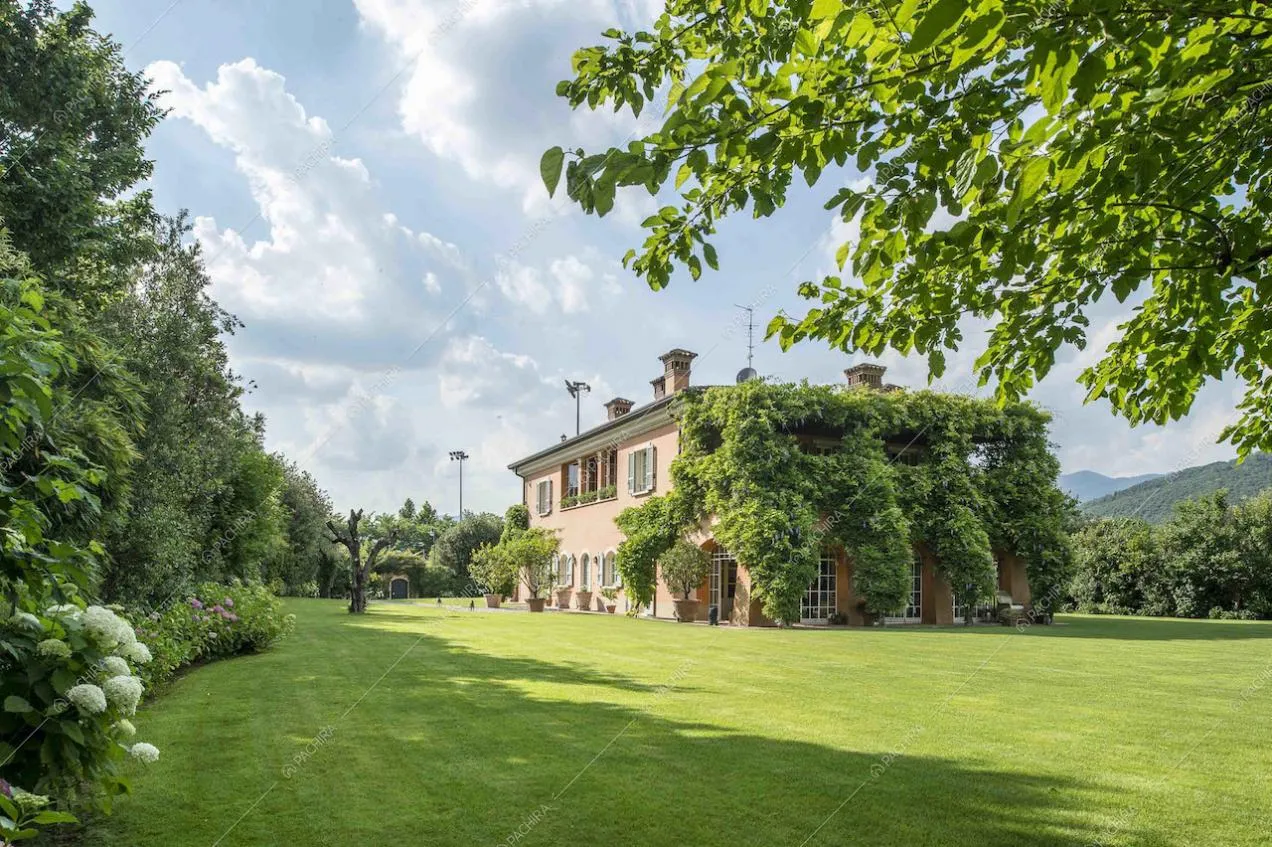 Vista della villa dal giardino