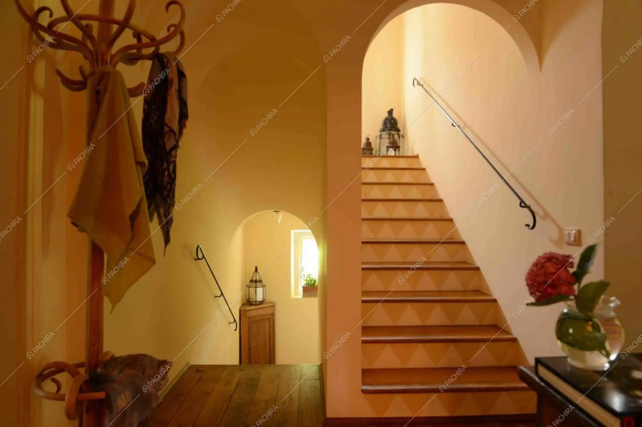 Scale e soffitto con archi