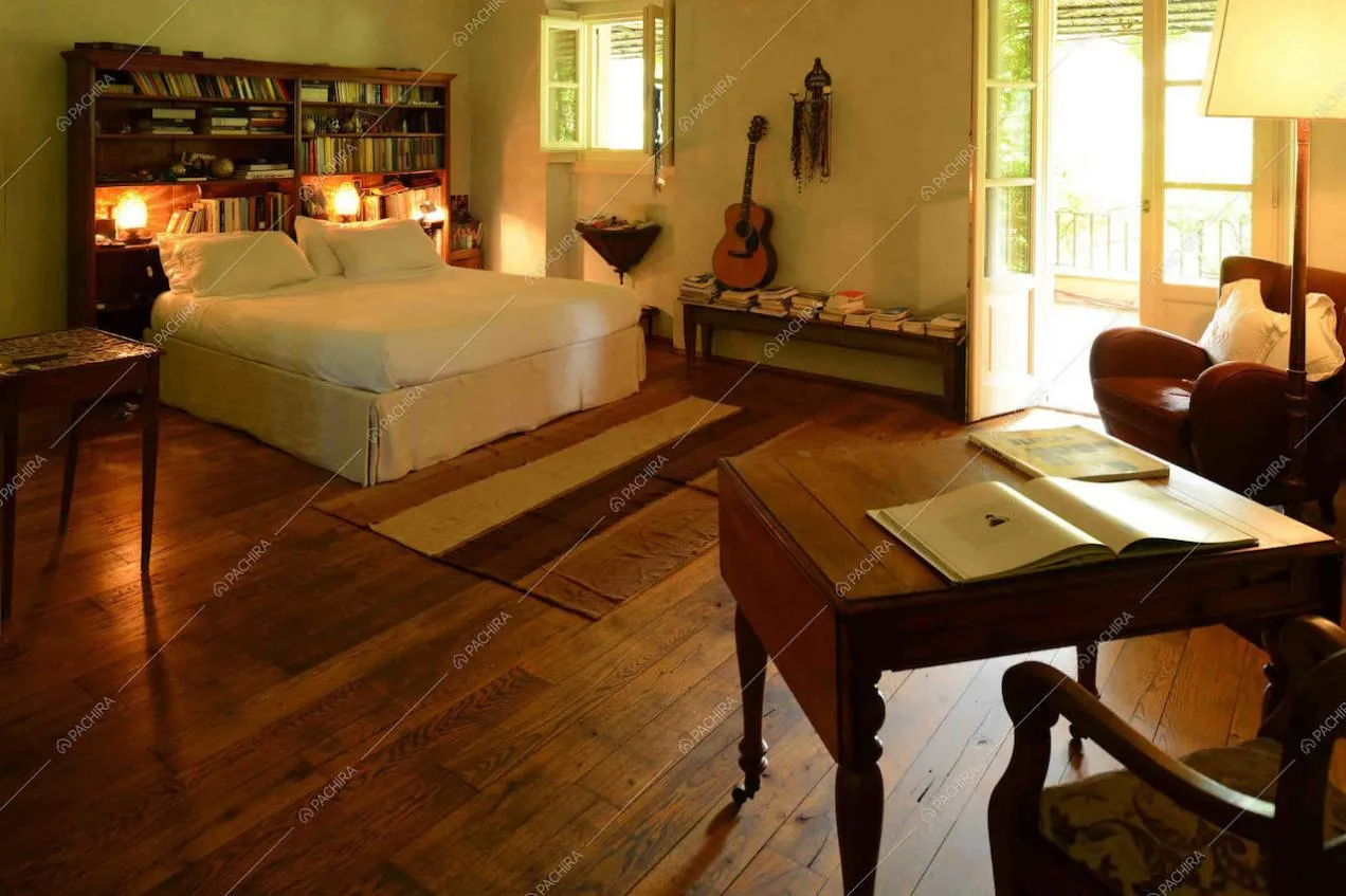 Letto incassato nella libreria, scrivania d'epoca e poltrona