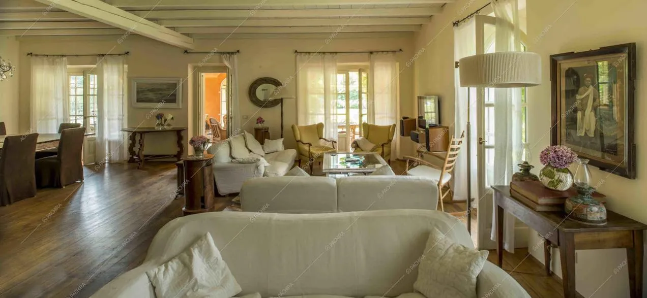 Zona living con porte finestre che danno sul giardino