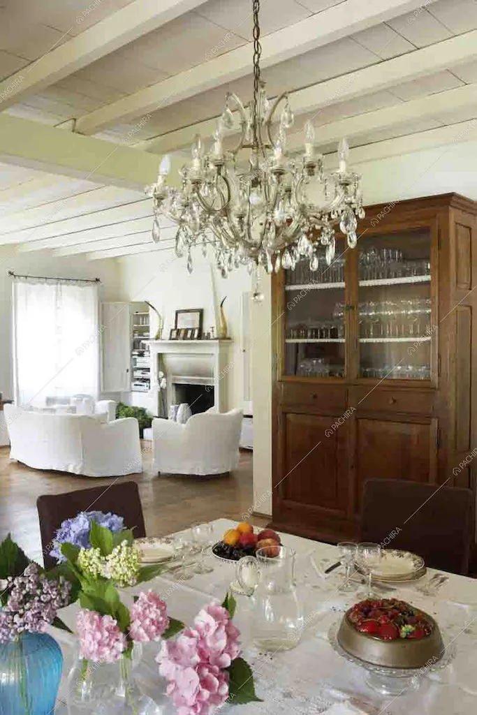Zona living con tavolo da pranzo, credenza in legno e vista soggiorno