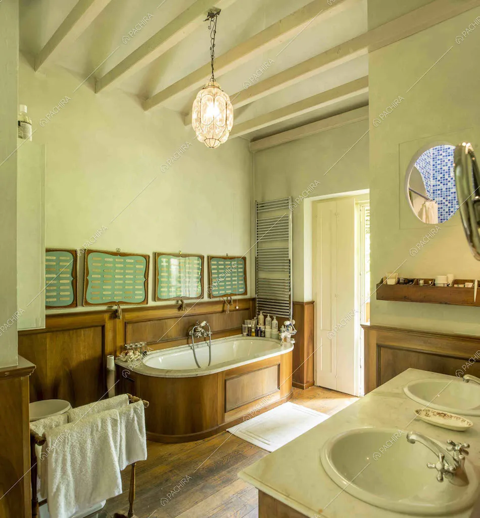 Vasca da bagno con esterni in legno