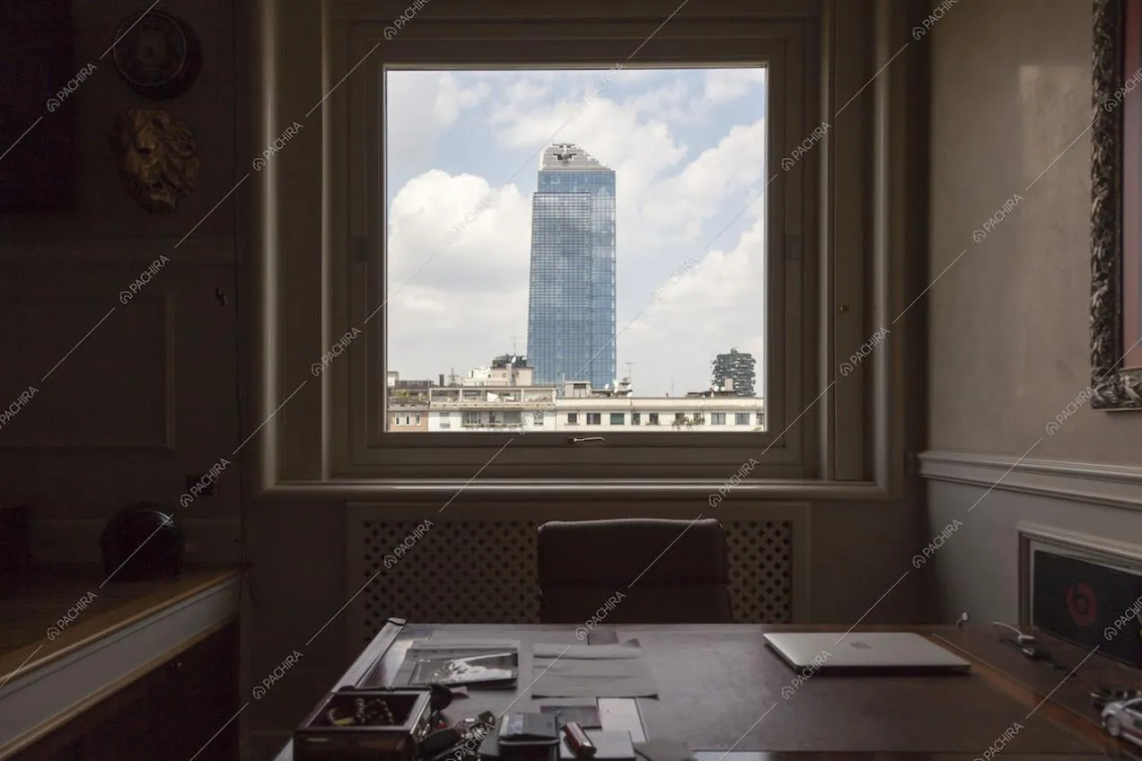 Vista su grattacielo dalla scrivania della camera da letto