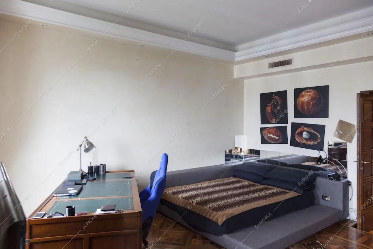 Scrivania e letto a due piazze inserito in una struttura grigia in pelle