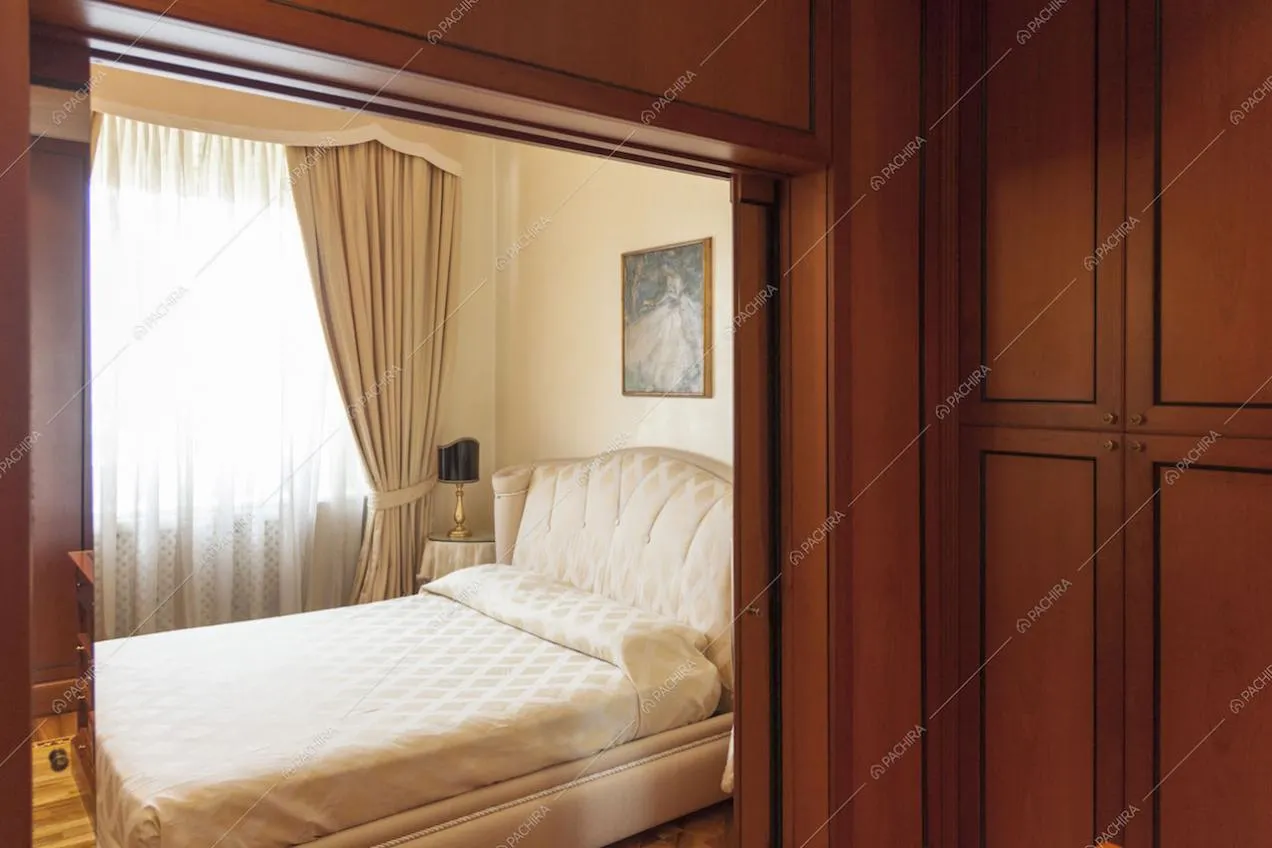 Scorcio su camera da letto in stile classico