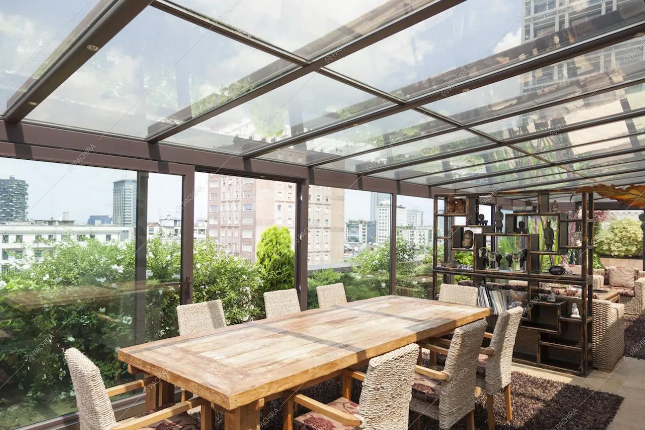 Tavolo da pranzo in legno nella veranda