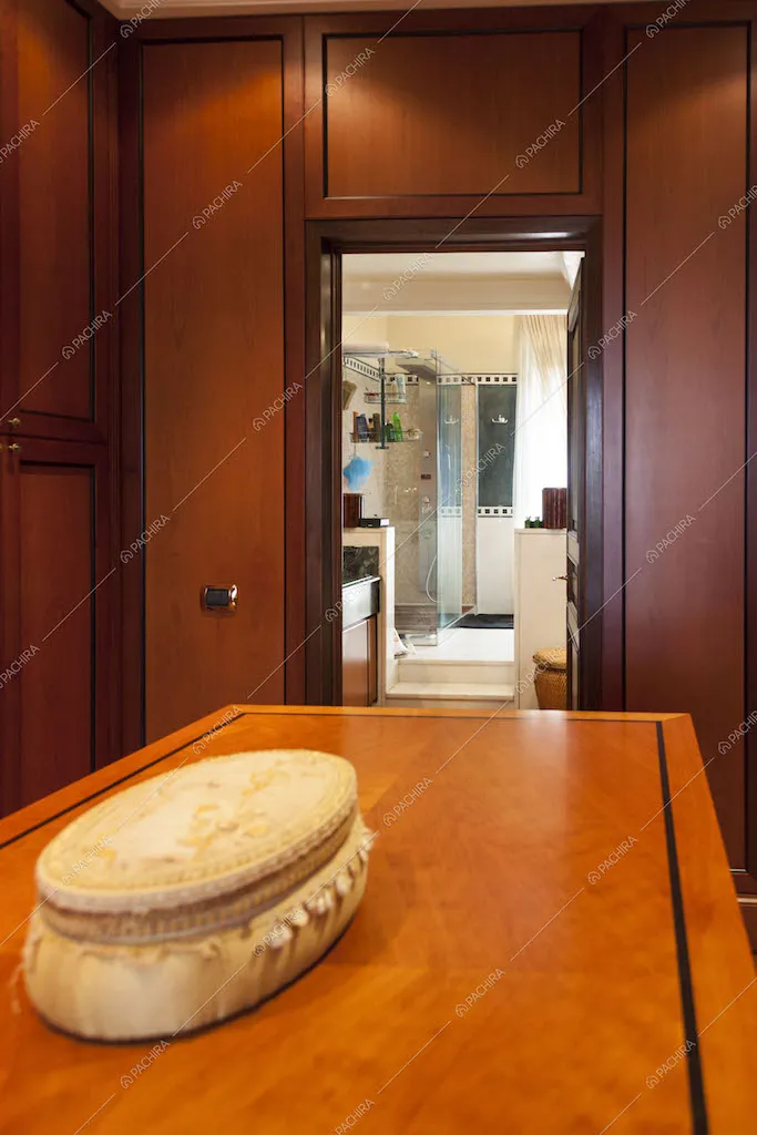 Tavolo in legno e scorcio sul bagno