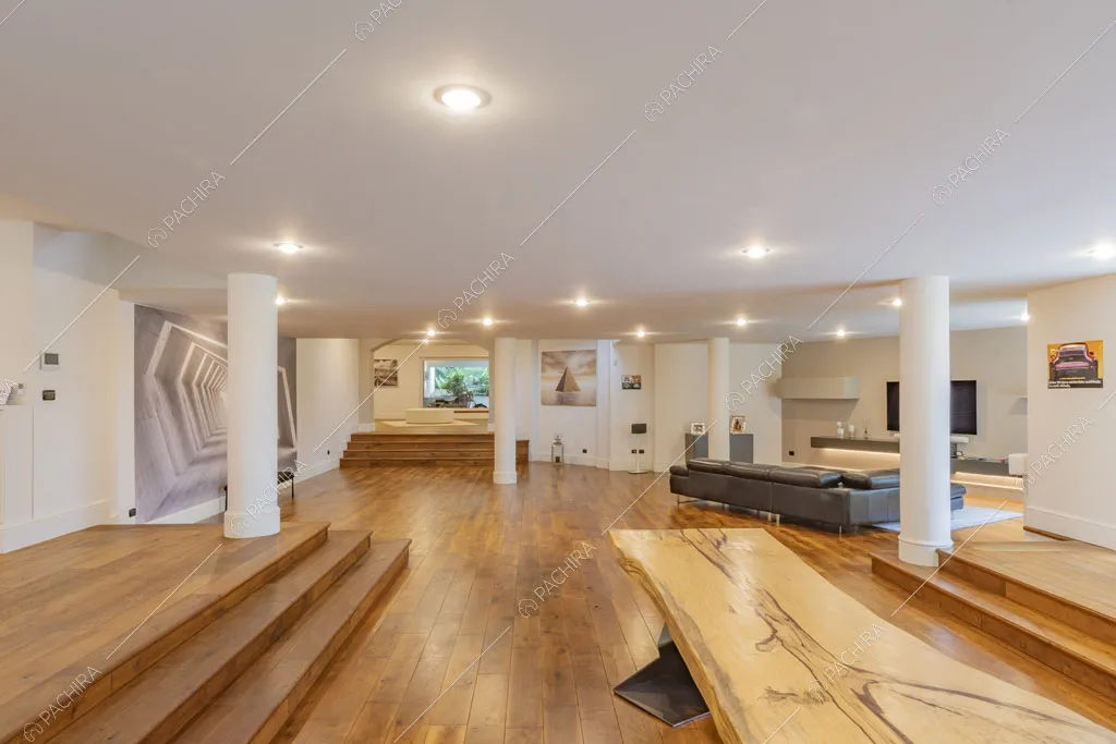 Sala con colonne e pareti bianche della villa Bris, location in stile contemporaneo a Torino