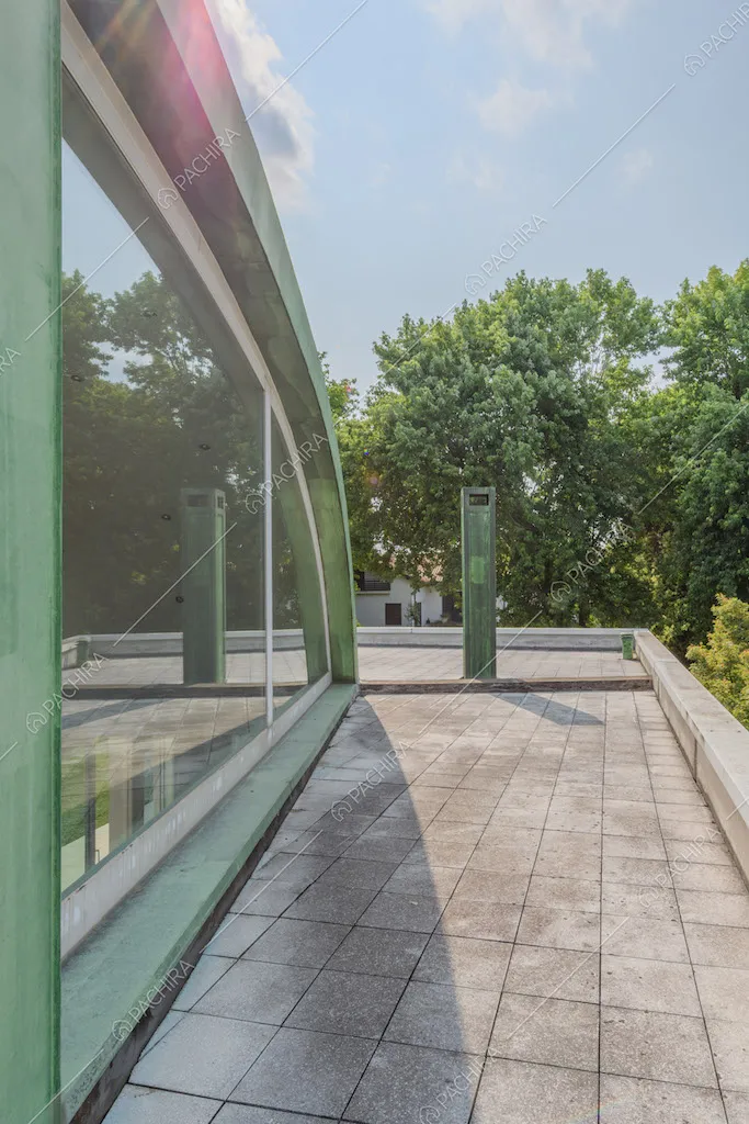 Terrazza con vista sulla vetrata e sul giardino