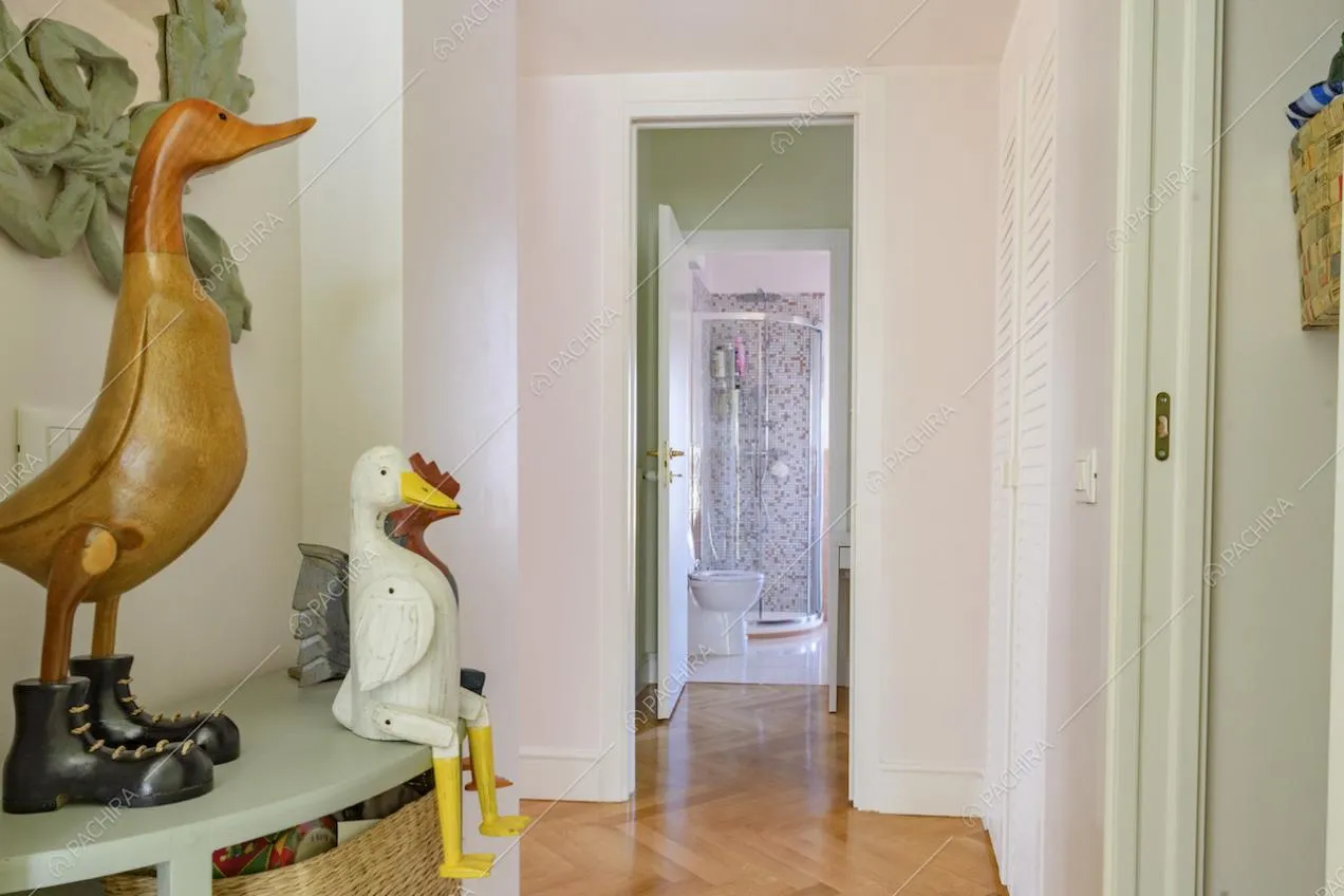 Vista dal corridoio sul bagno privato della camera da letto matrimoniale