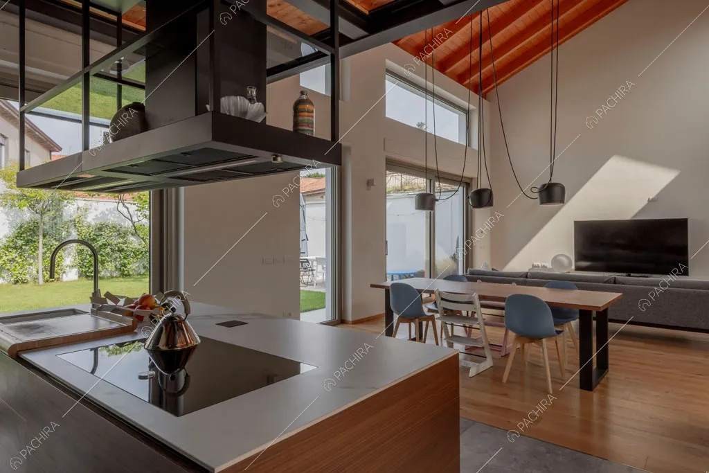 Cucina a isola della villa Eiger, location in stile moderno a Monza