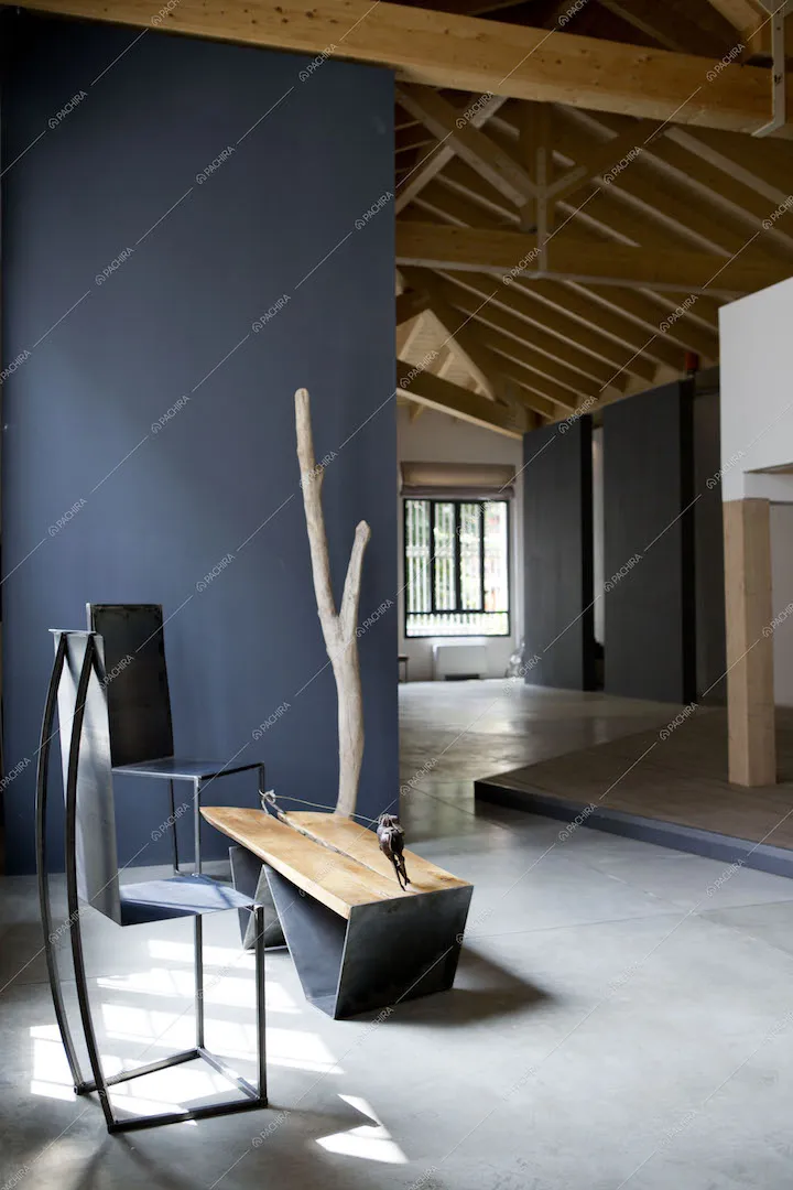 Sedia e tavolo di design e scorcio su altri ambienti