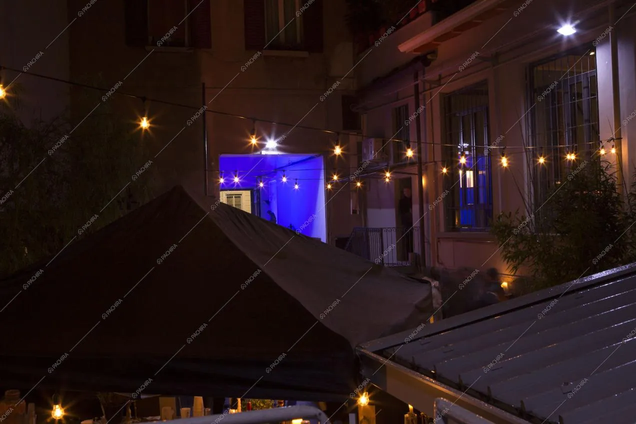 Vista sull'esterno di notte