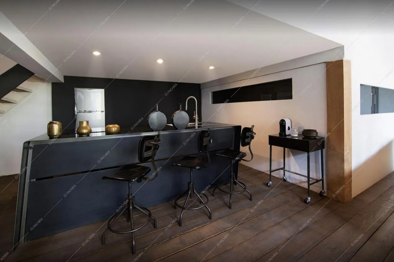 Cucina a isola, pavimento in parquet a listoni