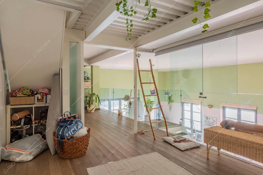 Soffitto con travi a vista nella cabina armadio del loft Cardamomo, location in stile contemporaneo a Milano