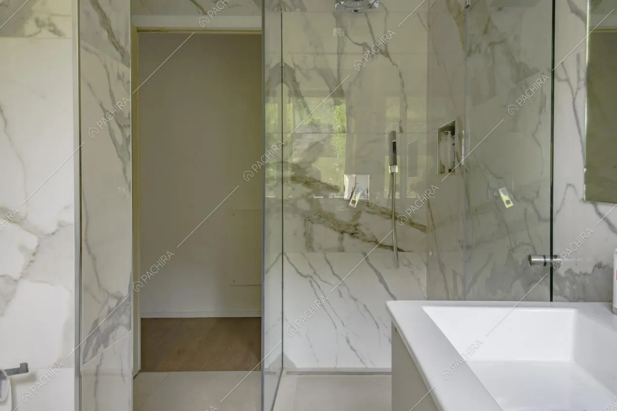 Pareti in marmo all'interno del bagno e doccia