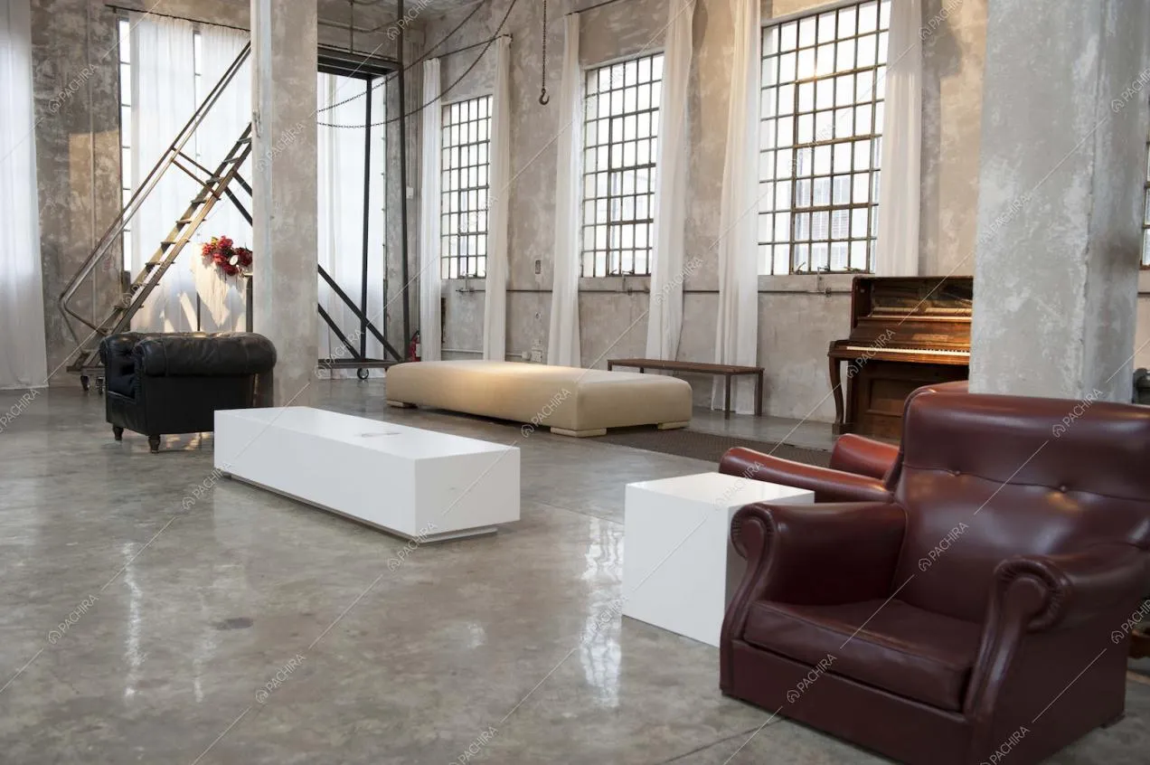 Poltrone in pelle di design e pianoforte a muro