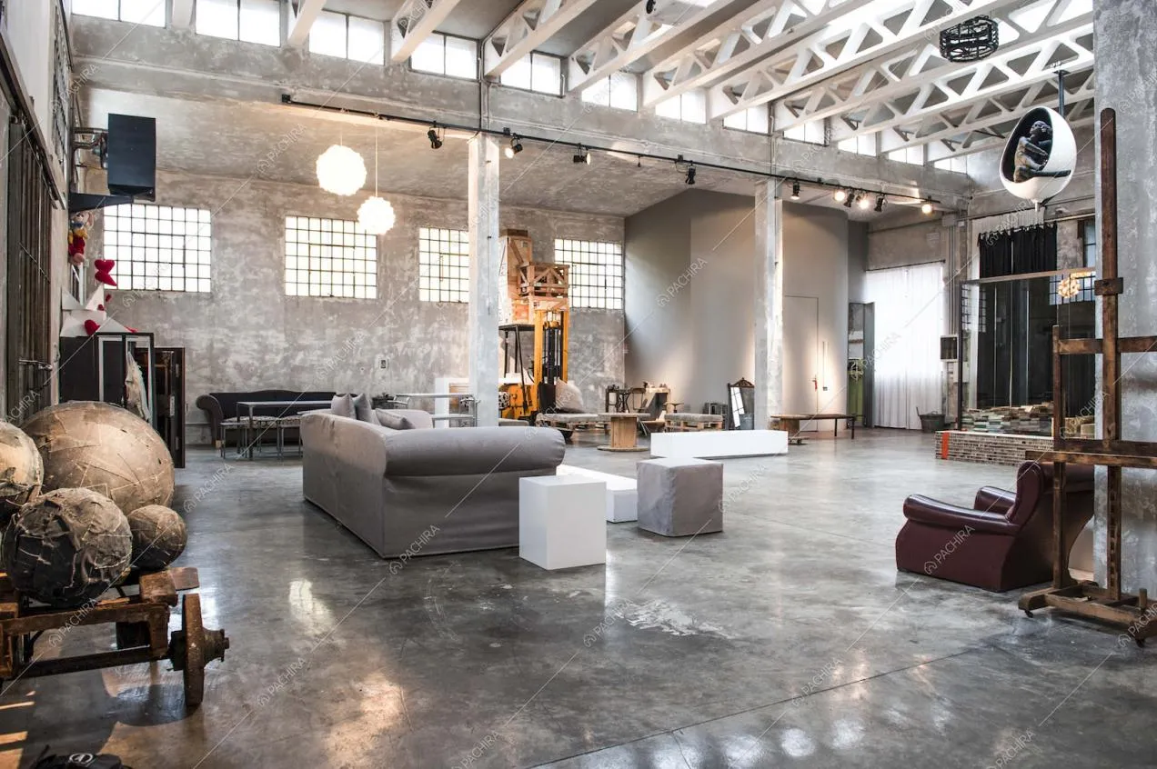 Open space ex industriale con travi a vista