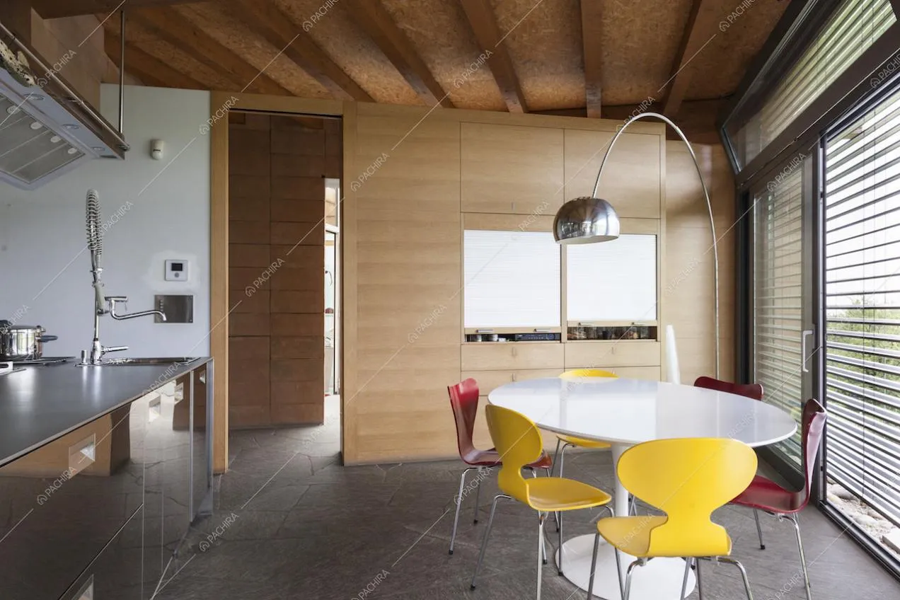 Zona pranzo nella cucina con armadio a muro in legno