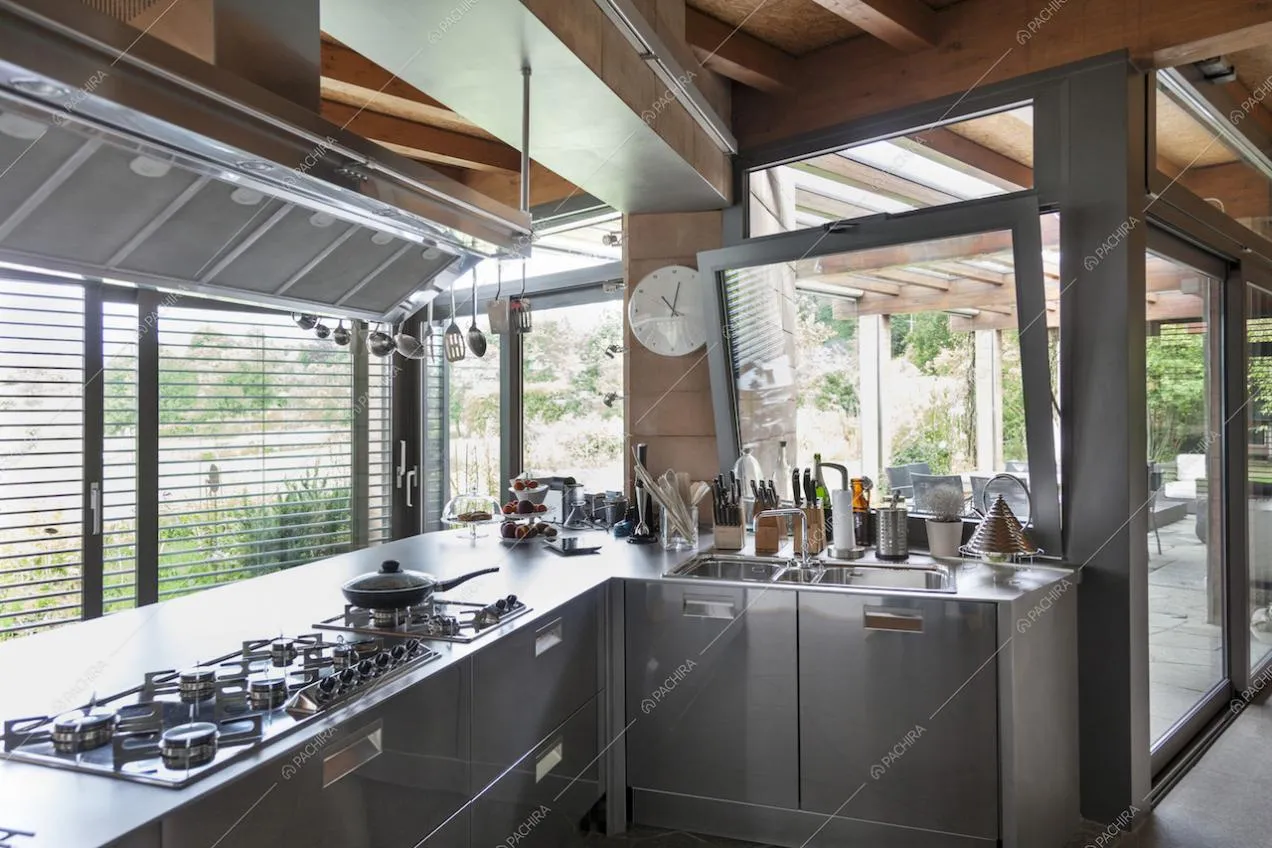 Cucina a muro in acciaio con fornelli a gas