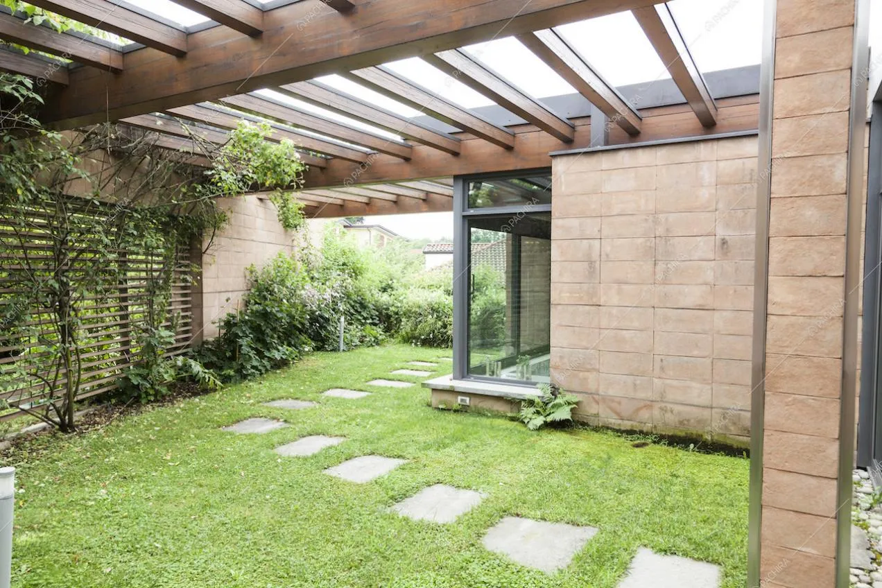 Giardino della villa con travi a vista
