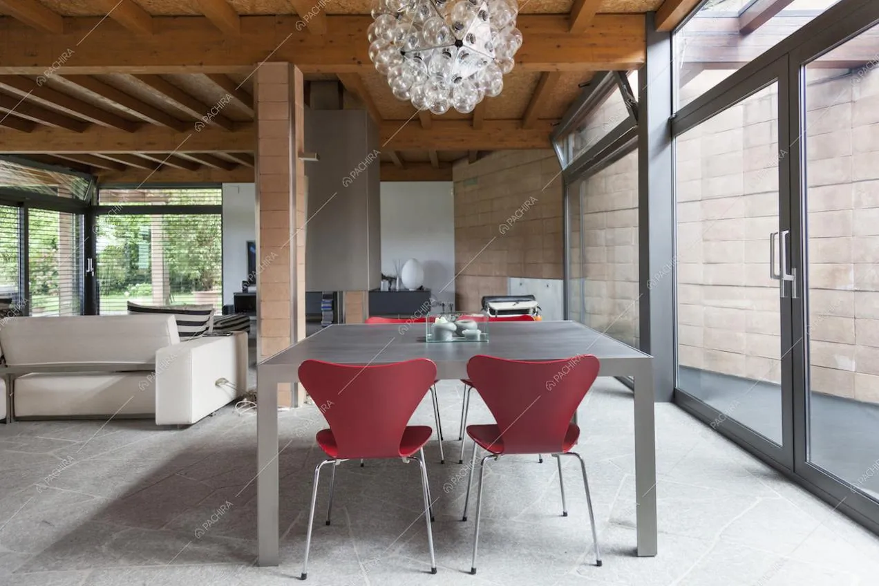 Tavolo da pranzo nel soggiorno e lampadario di design