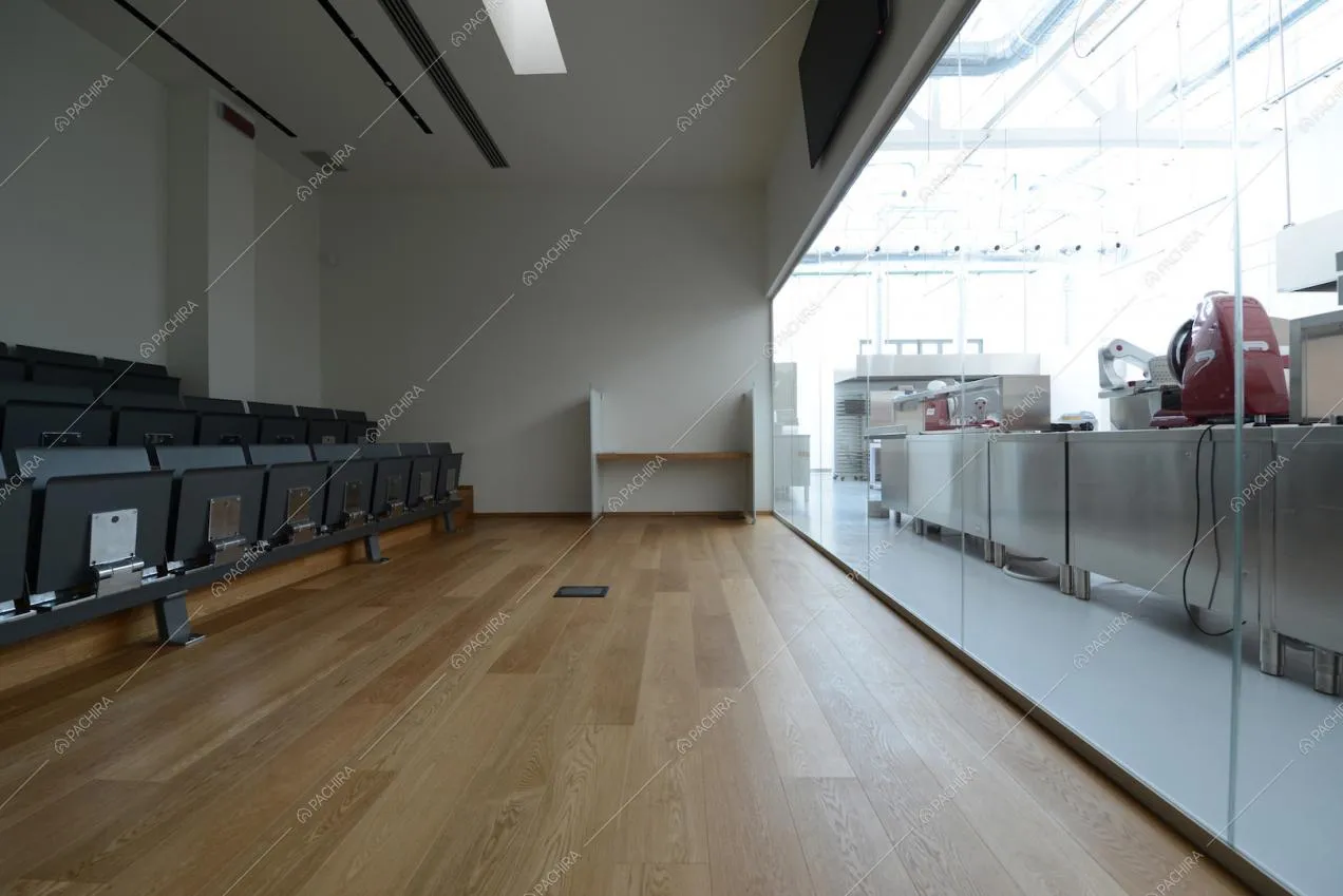 Spalti con sedie da cinema nere che guardano la cucina